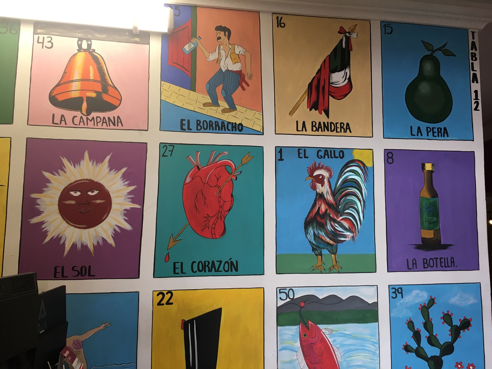 Mural de lotería mexicana del restaurante