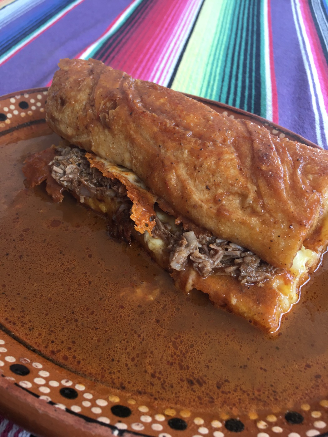 Tortabirria servida en plato de barro